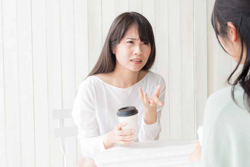 相談する女性の写真