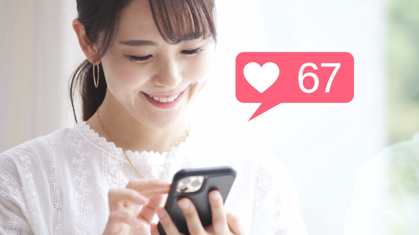 SNSに本の写真とともに投稿