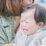 子供の機嫌が悪く、買い物中に泣き止まない