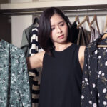 手持ちの服は無地の白、グレー、紺や黒い服ばかり