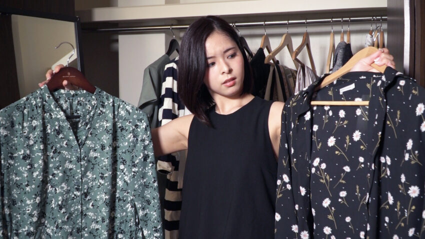 手持ちの服は無地の白、グレー、紺や黒い服ばかり