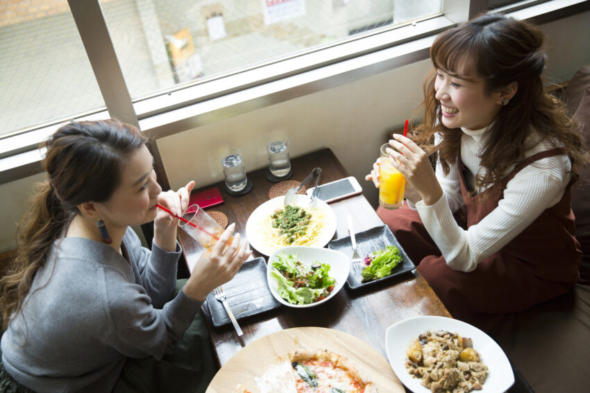 何年も着ている無地のグレーのチュニックという暗い色の服を着ている