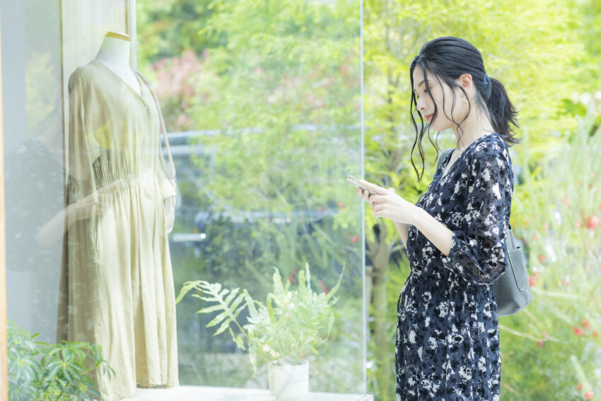明るい色のワンピースは私には派手で似合わないかも