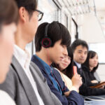 隣に座った人のイヤホンが音漏れをしている