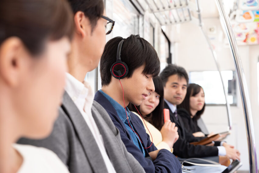 隣に座った人のイヤホンが音漏れをしている