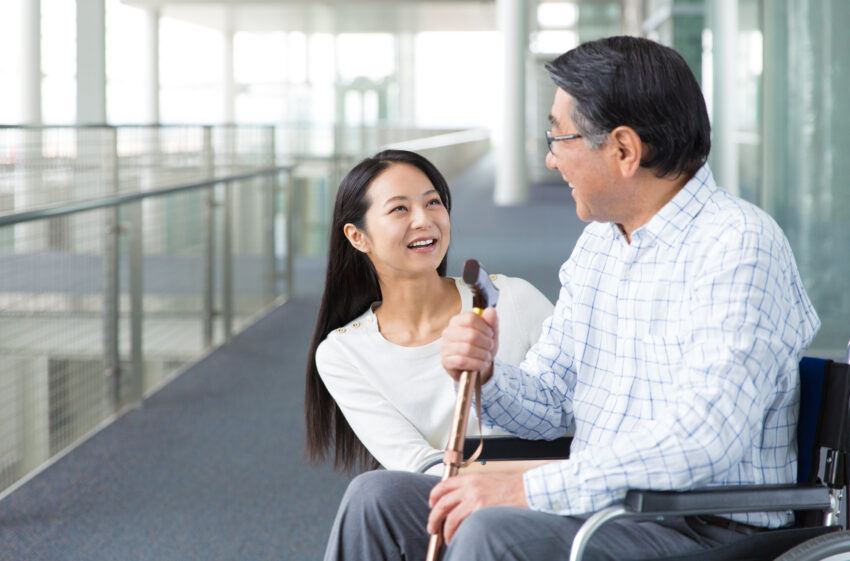 父親は杖を使えば何とか歩けるようになっていた