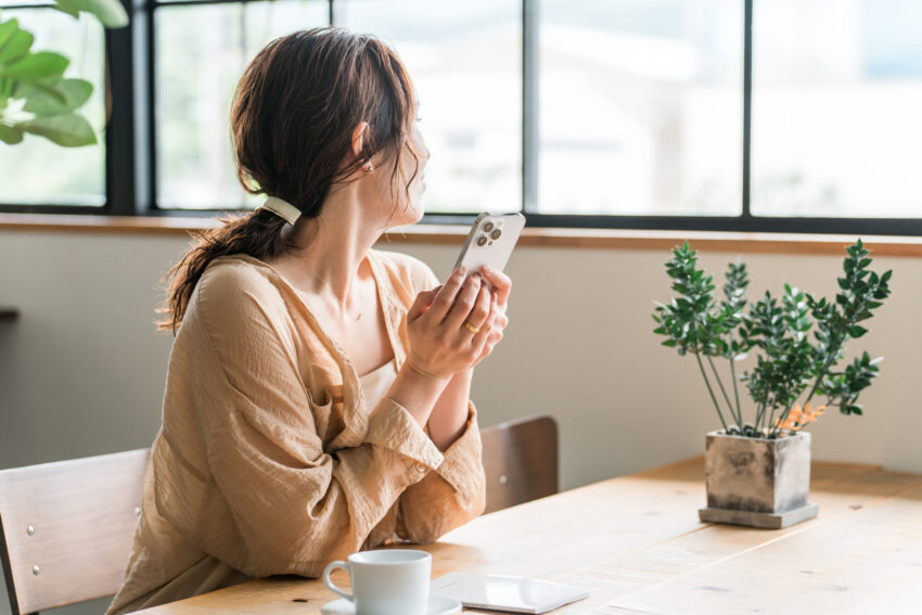 一番乗りで待ち合わせ場所に着いて、誰かが来るのを待っている