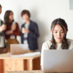 自分の悪口や噂話をしているのではないかと心配してしまう