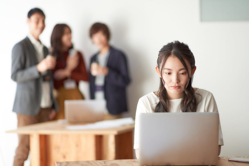 自分の悪口や噂話をしているのではないかと心配してしまう