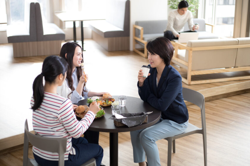 会話の内容が合わないと感じることが多く、ストレス