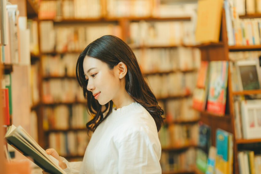 しばらく本棚を眺めていると、一冊の本が目に入った