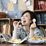 片付けが終わって一息つくと、気がつけばお菓子の袋を開けていた