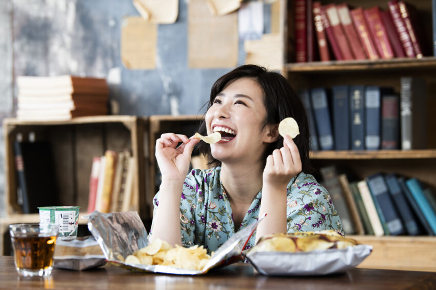 片付けが終わって一息つくと、気がつけばお菓子の袋を開けていた