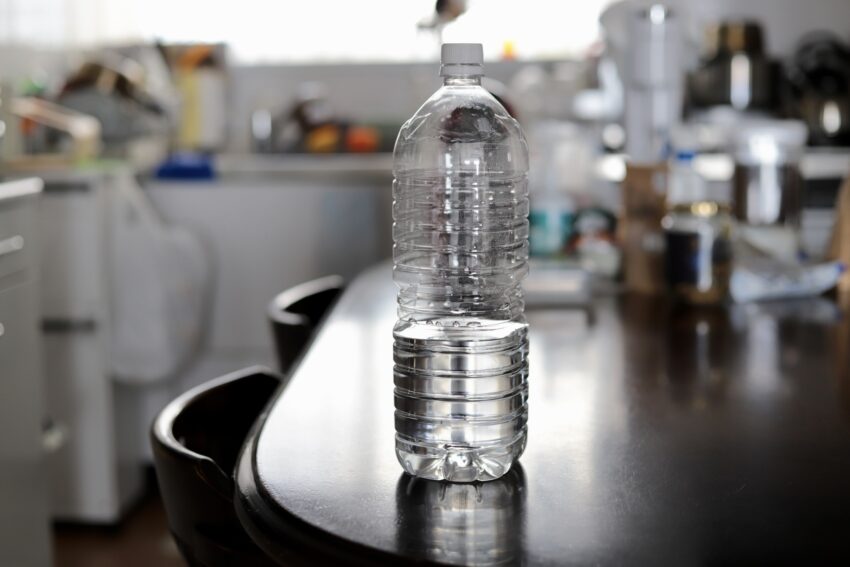 飲み終わったペットボトルがそのまま置かれている