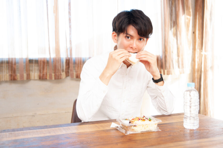 次男がペットボトルのお茶を飲んでいた