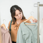 明るい色のブラウスが欲しかったのに、家族の反応が気になって買えなかった