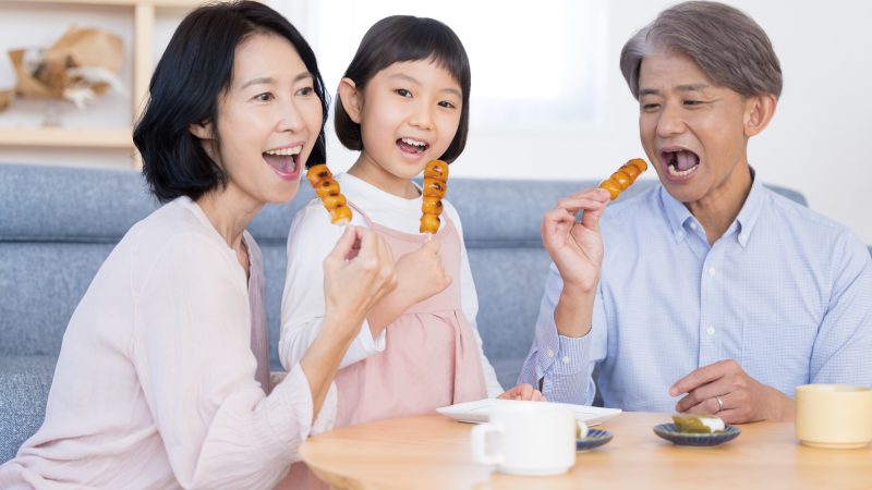 子供に勝手に食べ物を与える義母