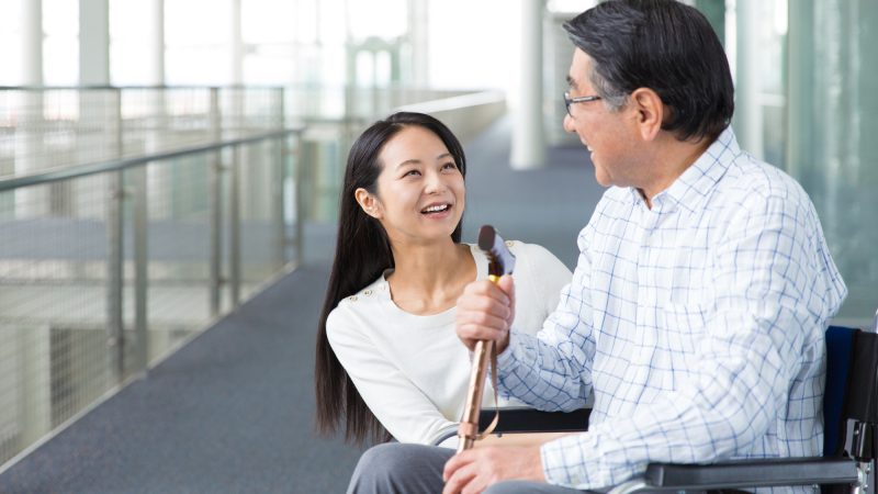 父親は杖を使えば何とか歩けるようになっていた