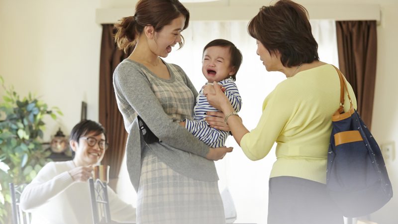 たまたま子どもがグズっている場面に遭遇しただけで、ここぞとばかりに嫌味を言われる