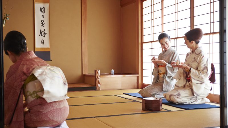 地元の公民館で茶道サークルに参加