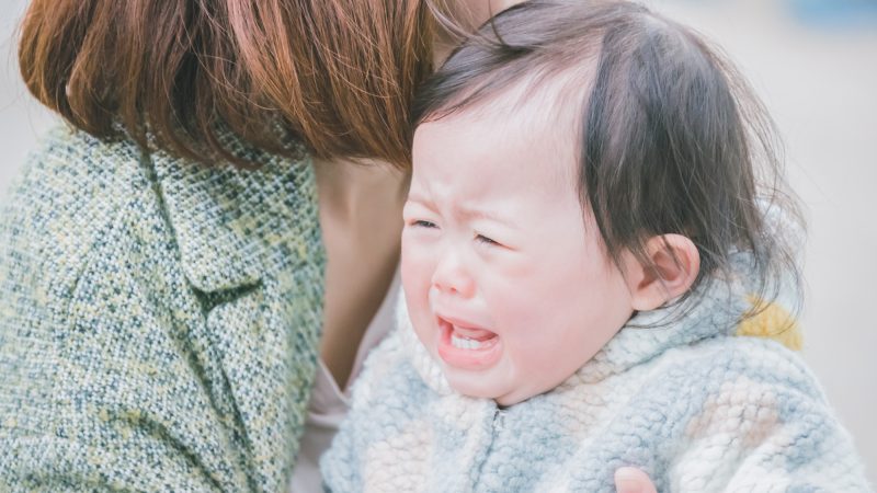 子供の機嫌が悪く、買い物中に泣き止まない