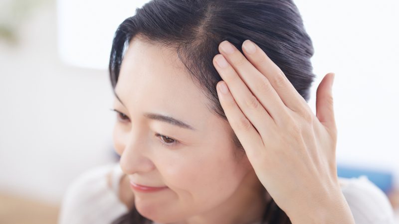 分け目のあたりの髪が、以前より目立つ