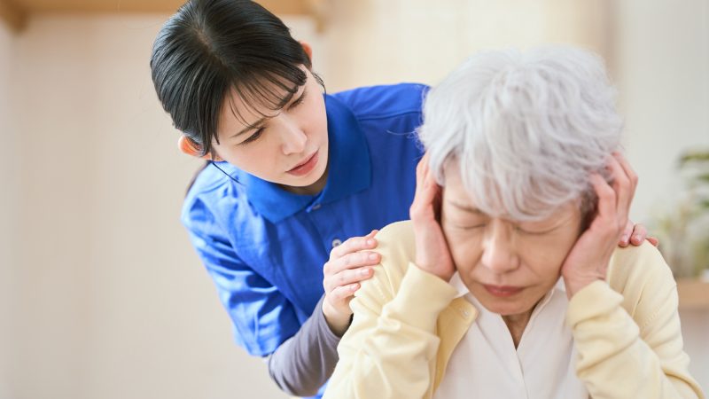 「こんなこと、自分でできるのに」と不機嫌そうにつぶやいたりする