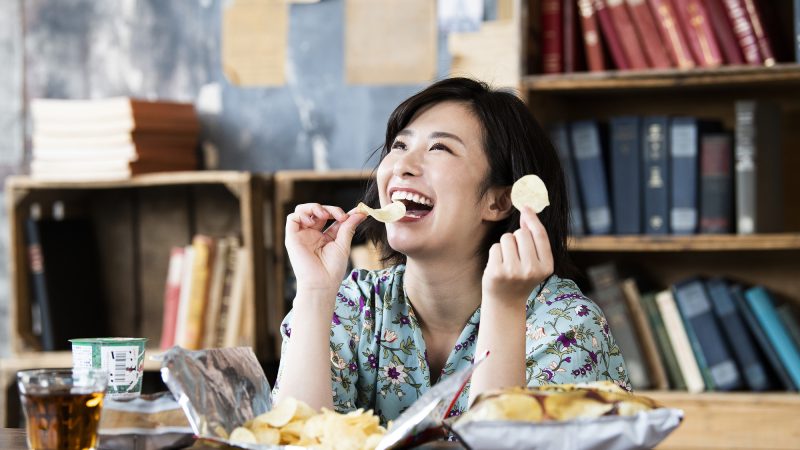 片付けが終わって一息つくと、気がつけばお菓子の袋を開けていた