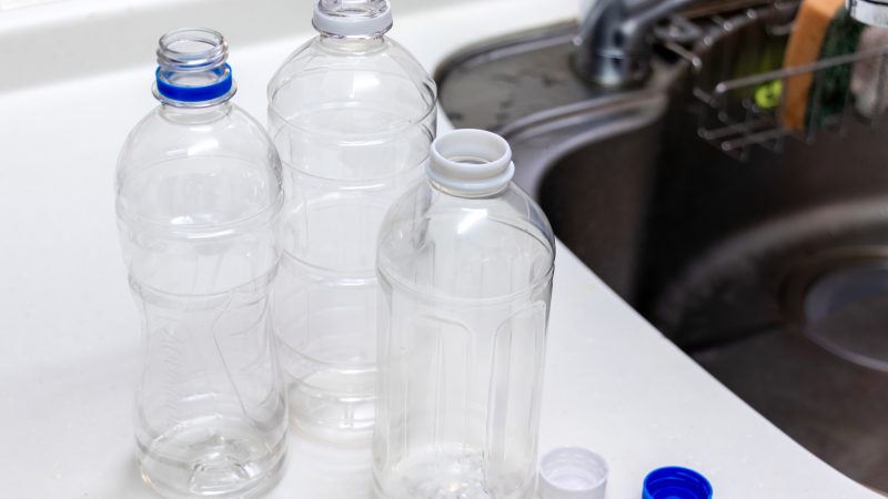 ラベルを剥がしキャップを外したペットボトルが置かれていた