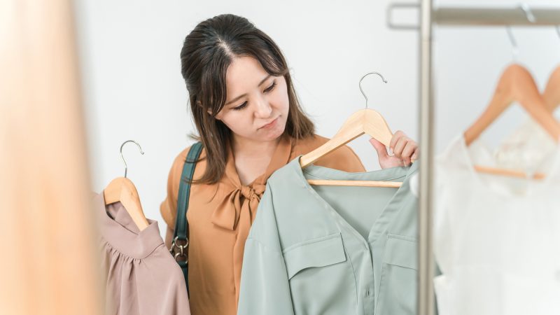 明るい色のブラウスが欲しかったのに、家族の反応が気になって買えなかった
