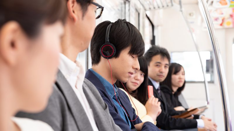 隣に座った人のイヤホンが音漏れをしている