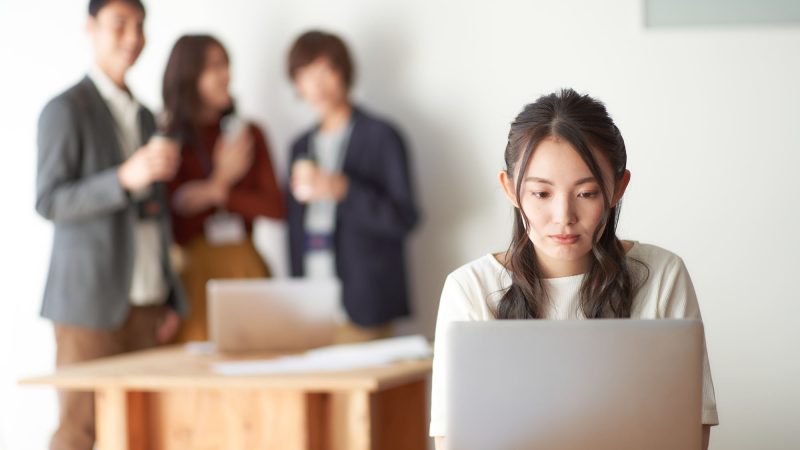 自分の悪口や噂話をしているのではないかと心配してしまう